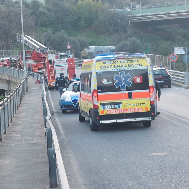 Savona, uomo si getta da un ponte: soccorsi mobilitati in via Bonini  (FOTO e VIDEO)