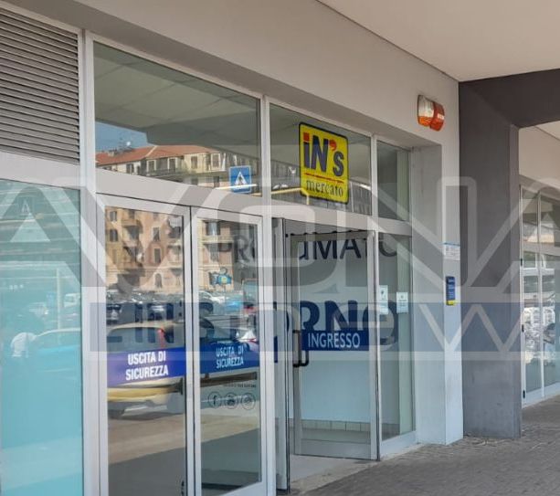 Aggressione all'In's di Savona: sorpreso a rubare ferisce con un coltello l’addetto alla sorveglianza