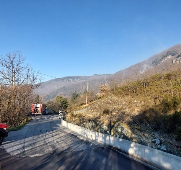 Varazze, l'incendio di Alpicella in bonifica: continua il monitoraggio di vigili del fuoco e protezione civile