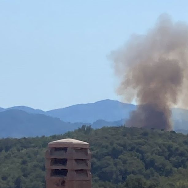 Incendio nei boschi alle spalle di Bastia: mobilitati i soccorsi per contenere e spegnere il rogo (FOTO)