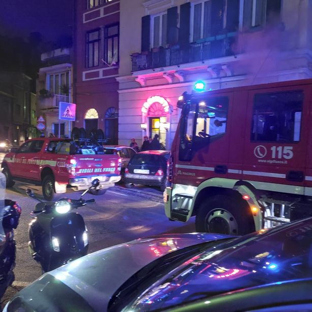 Savona, incendio in via Famagosta: traffico bloccato (FOTO)