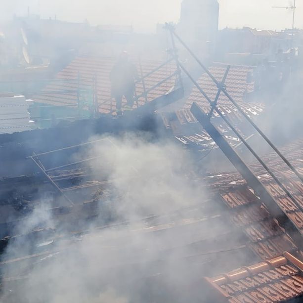 Sotto controllo l'incendio del tetto di via Bartoli a Savona: vigili del fuoco al lavoro per lo smassamento e la messa in sicurezza (FOTO E VIDEO)
