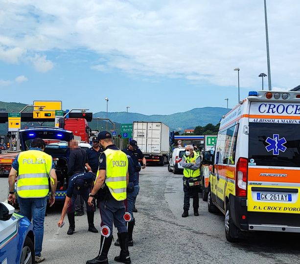 Tragico schianto all'ingresso dell'autostrada a di Savona: perde la vita un centauro 35enne