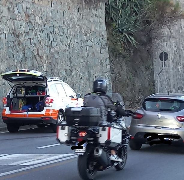 Scontro camper-moto ad Albissola: centauro in codice rosso al Santa Corona