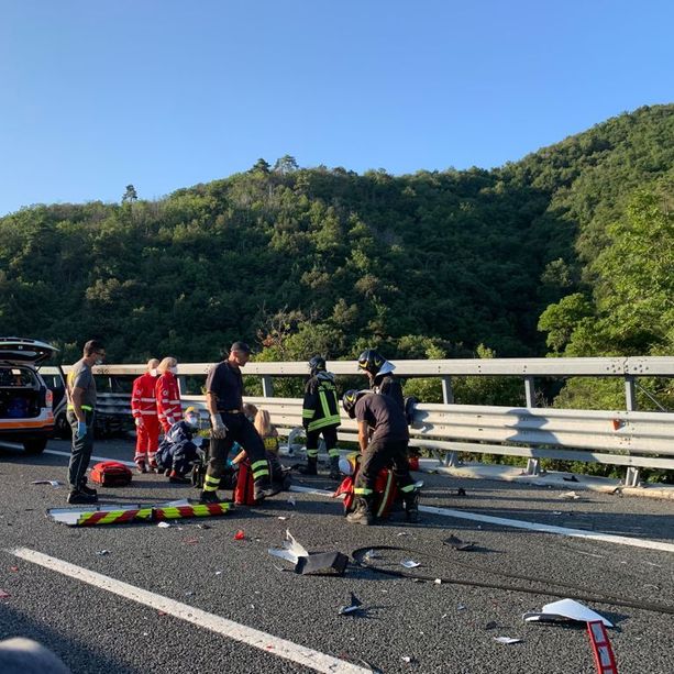 Tragico schianto in moto sull'A6: muore centauro, mezzo a fuoco