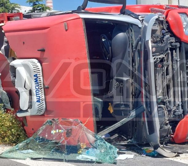 Vado Ligure, autocisterna si ribalta e sparge liquido sulla carreggiata: traffico deviato (FOTO e VIDEO)