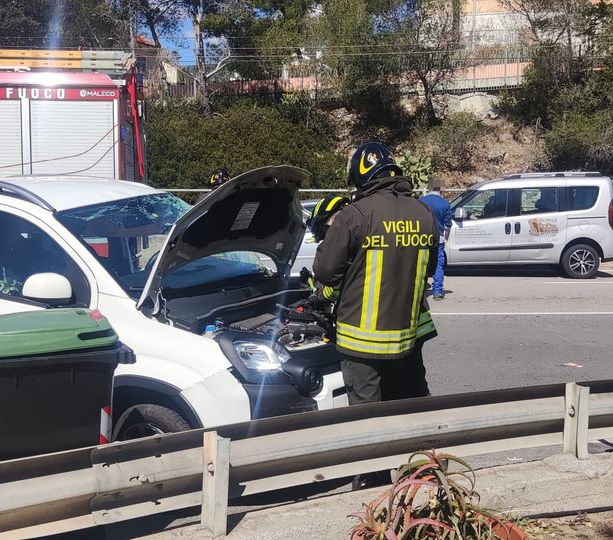 Borgio Verezzi, auto scontra un furgone sull'Aurelia: due feriti non gravi, traffico in tilt (FOTO)