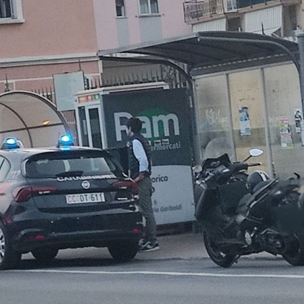 Cade all'indietro da un parapetto, fatale il trauma cranico: tragedia a Pietra Ligure per un clochard