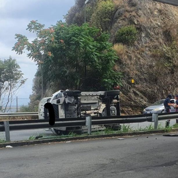 Savona, auto cappottata, soccorsi mobilitati per i due passeggeri, traffico in tilt