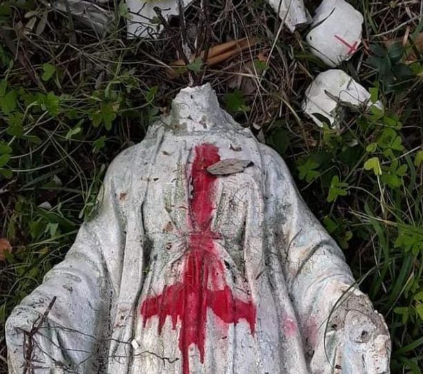 Madonna decapitata e sfregiata con una croce rovesciata: ritrovamento shock a Loano (FOTO)