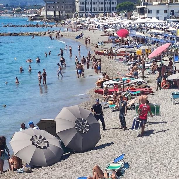 Tragedia nel mare di Pietra Ligure, annegato un uomo: vani i tentativi di salvataggio dei bagnini