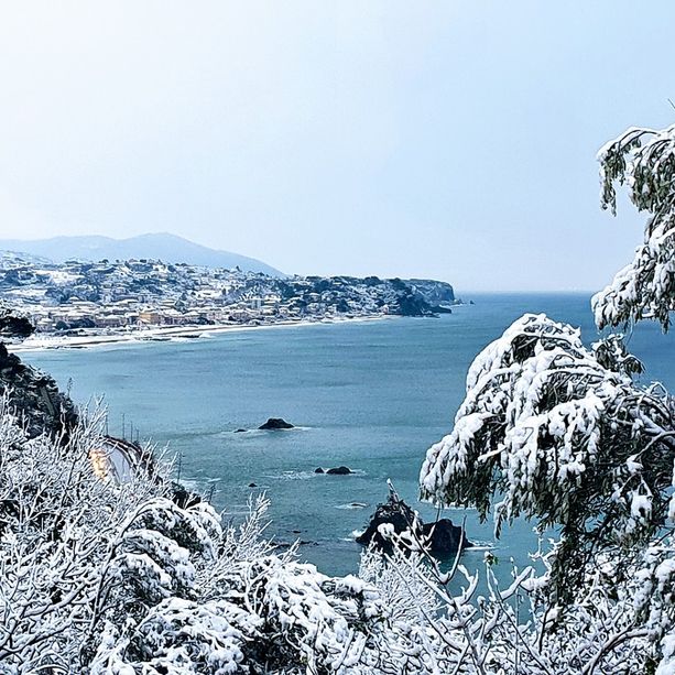 E' la neve a dare il buongiorno alla provincia di Savona. La dama bianca è arrivata anche sulla costa (FOTO)