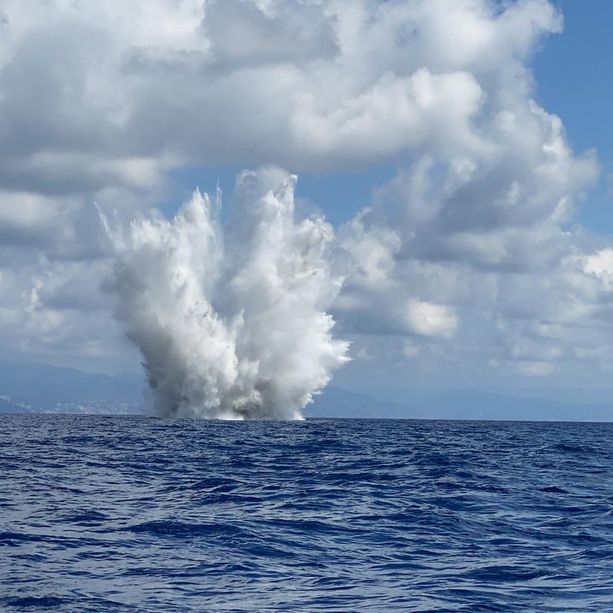 Albisola, Guardia Costiera e Nucleo della marina militare di La Spezia fanno brillare l'ordigno rinvenuto a Capo Torre (FOTO e VIDEO)