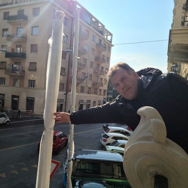 Savona, pali vicini alle finestre delle abitazioni in Corso Vittorio Veneto. Un residente: &quot;Non capisco come sia possibile&quot; (FOTO)