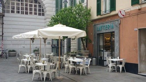 Raid di furti in tre bar del centro di Savona, rubati fondo cassa e cellulari