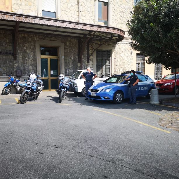 Rapine a mano armata con bastoni chiodati e cocci di bottiglia: la Polizia di Alassio arresta &quot;il branco&quot;
