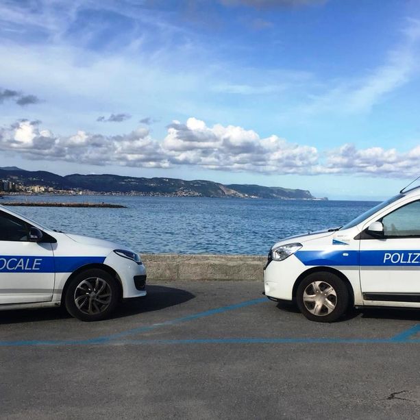Ceriale: lite tra fidanzati degenera, ragazza scappa in macchina danneggiando un chiosco bar e alcune vetture in sosta