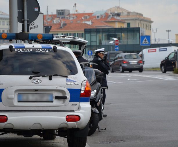 Savona, insulta e colpisce due vigilesse in Piazza del Popolo: fermato dalla polizia locale, aveva un decreto di espulsione