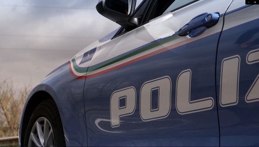 Sferra un pugno sulla testa ad una donna, viene fermato e tenta di colpire di aggredire a testate un poliziotto: denunciato