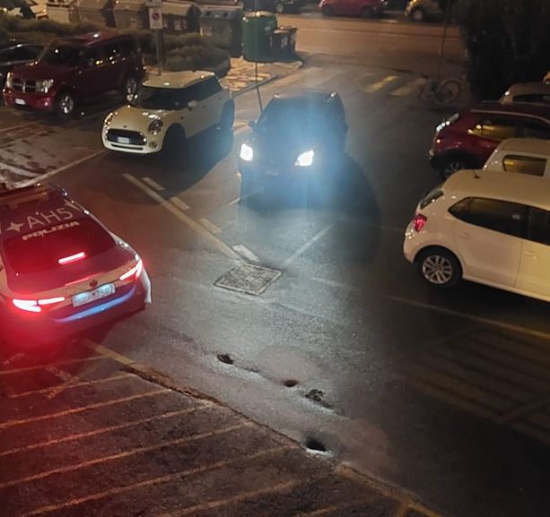 Scoppia una lite, li minaccia con il coltello e poi reagisce contro la polizia: ferito al fianco
