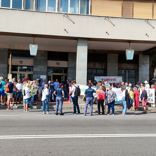 No al rigassificatore, il presidio a Savona e la protesta contro Toti: &quot;Buffone&quot; (FOTO E VIDEO)
