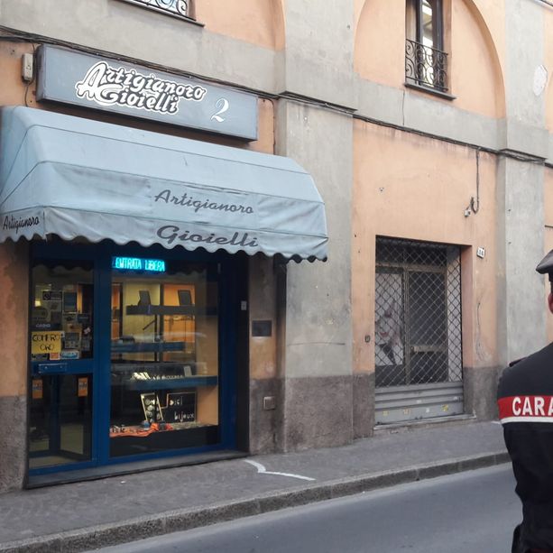 Albenga, rapina in una gioielleria di via Genova: caccia a due persone