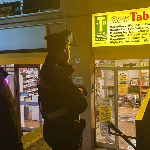 Rapina a Albissola, con il casco in testa e armato di coltello si fa consegnare l'incasso