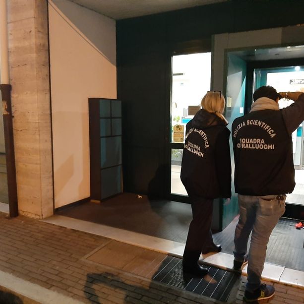Rapinatori in maschera assaltano la filiale Carige di Legino: impiegati e clienti rinchiusi nello sgabuzzino (FOTO)