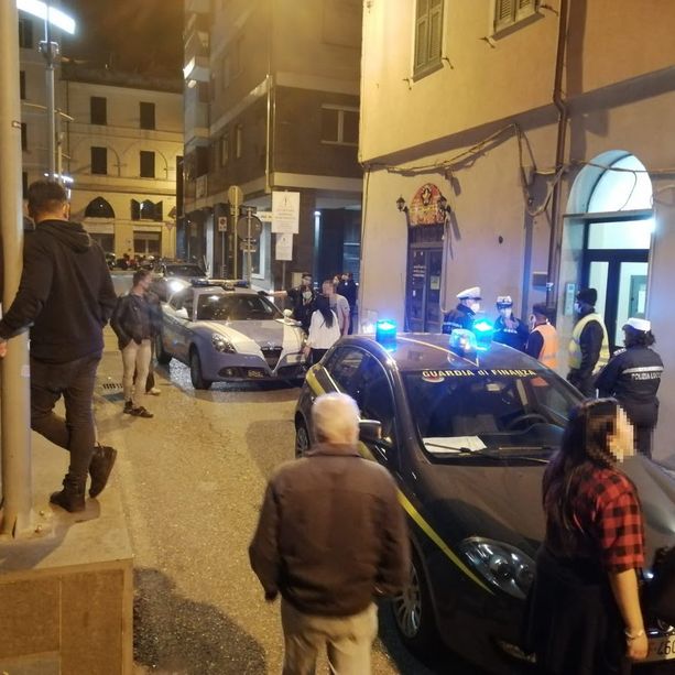 Savona, nottata movimentata in Darsena: interventi delle forze dell'ordine per una lite (FOTO E VIDEO)