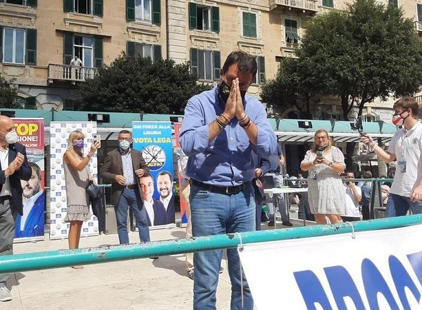 Savona, comizio di Matteo Salvini in Piazza Sisto: scatta la contestazione (FOTO e VIDEO)