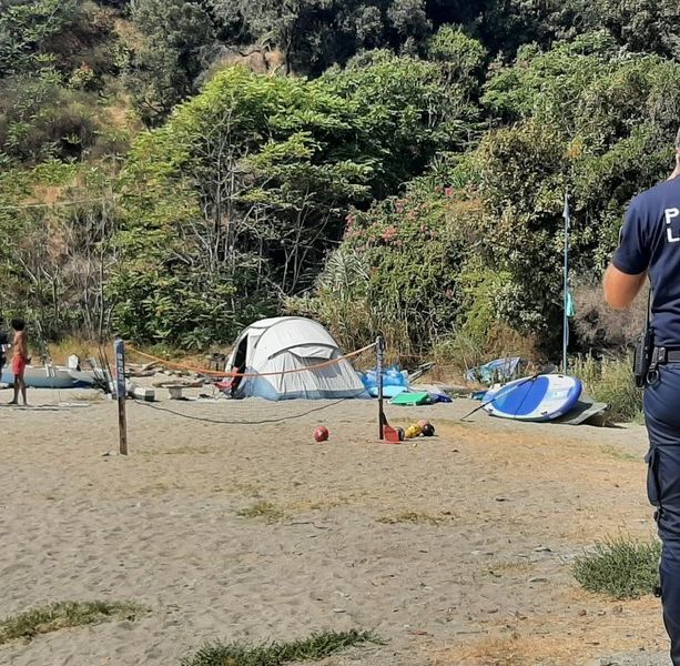 Savona, tende e bivacchi sulla spiaggia multati 14 campeggiatori abusivi