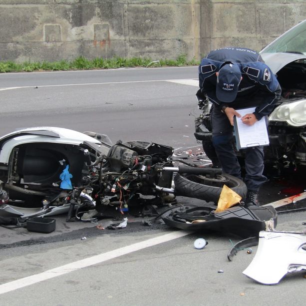 Savona, frontale auto-scooter in lungomare Matteotti: il centauro non ce l’ha fatta