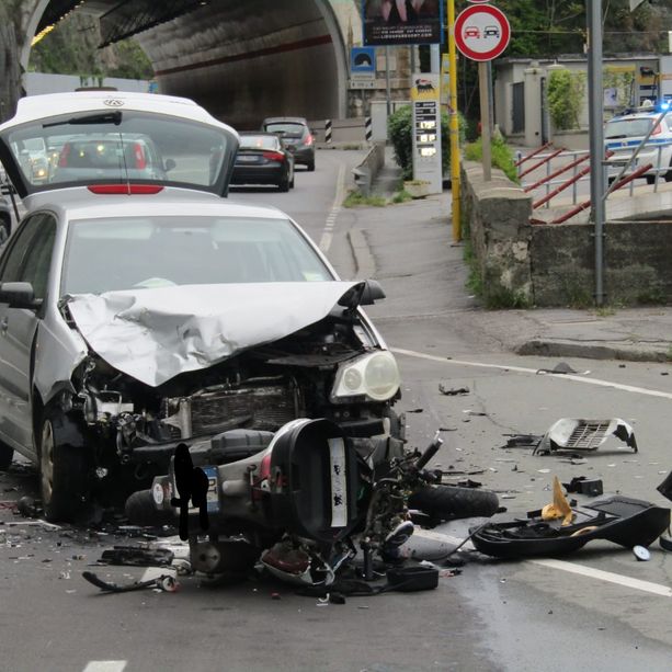 Scontro frontale auto-moto a Savona: grave il centauro (FOTO)