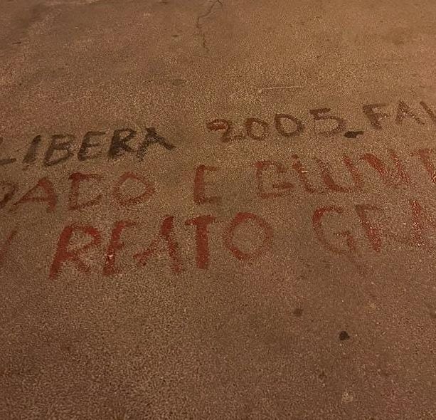 Scontro giudiziario a Pietra Ligure: scritta contro il Comune e la giunta per una presunta delibera falsa