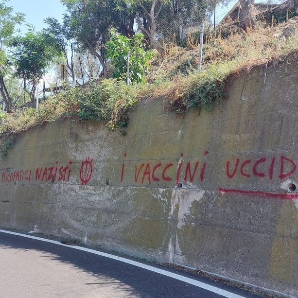 &quot;Medici provax psicopatici nazisti&quot;, vandalizzati a Savona i muri che portano al San Paolo