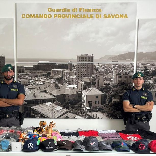 Vendita di prodotti contraffatti e non sicuri, la Guardia di Finanza ne sequestra 100mila: segnalate 16 persone
