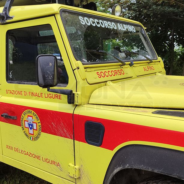 Tragedia lungo i sentieri del Finalese: biker sbanda e, cadendo, muore