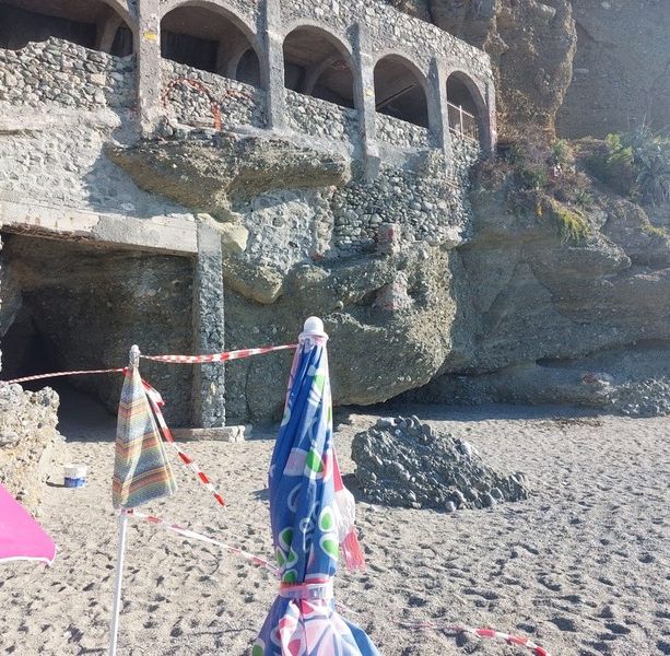 Caduta massi ad Albisola, chiusa tutta la spiaggia libera. Il sindaco: &quot;Per questa stagione non riaprirà&quot;