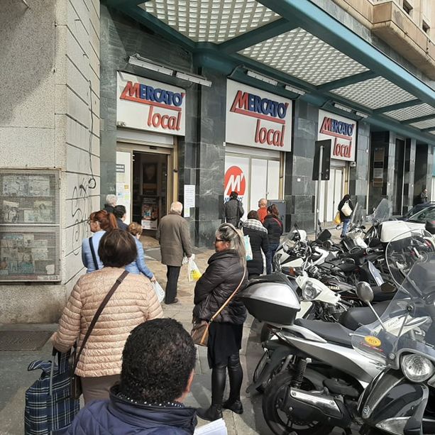 Coronavirus, la gestione dell'afflusso nei supermercati al tempo del Decreto Conte (FOTO)