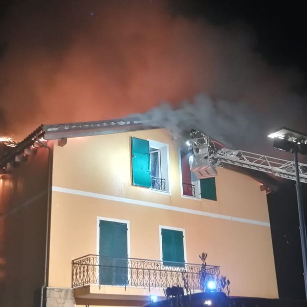 Orco Feglino, in fiamme il tetto di una casa: due famiglie evacuate (FOTO)