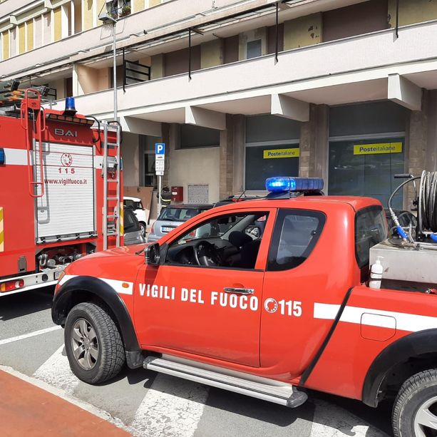 Albisola, corto circuito presso l'ufficio postale: locali evacuati (FOTO)