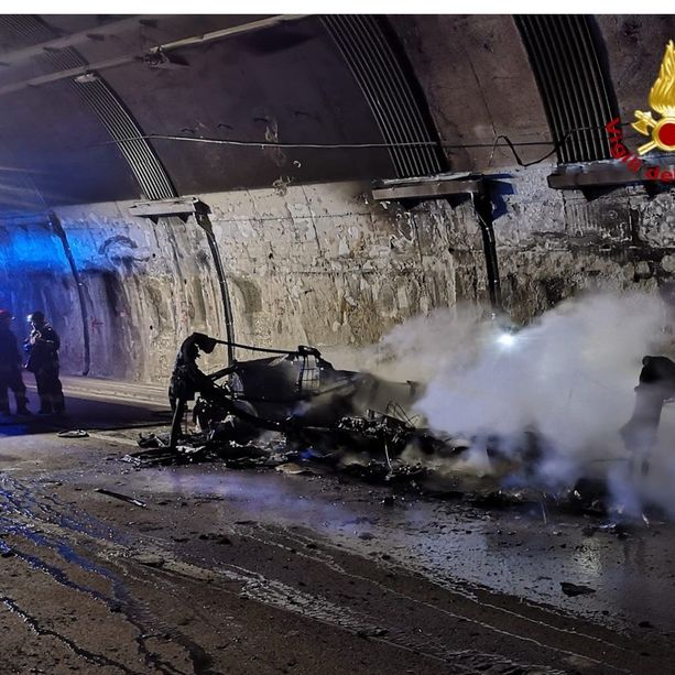 Incendio di un camper in galleria, quindici chilometri di coda sulla A26