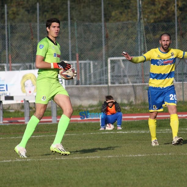 Calcio. Polveri fradice per la Cairese contro il Varese, basta il gol di Lari ai biancorossi per espugnare il Brin (GLI HIGHLIGHTS)