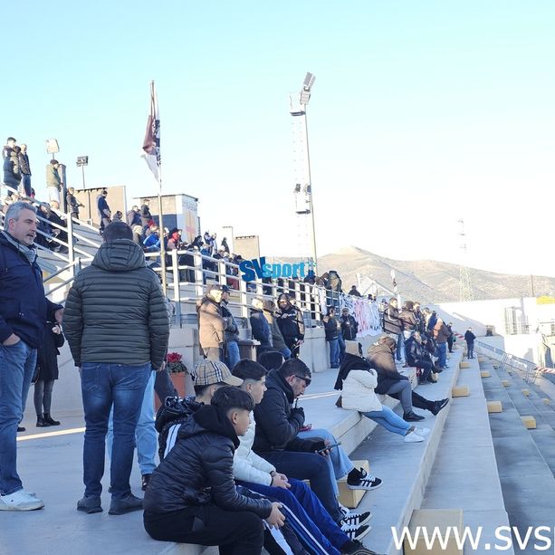 Calcio, Albenga. Steward assenti e la capienza del Riva ridotta a 99 posti, ma i presenti sono più di 200. In tribuna sale il nervosismo per tifosi e genitori