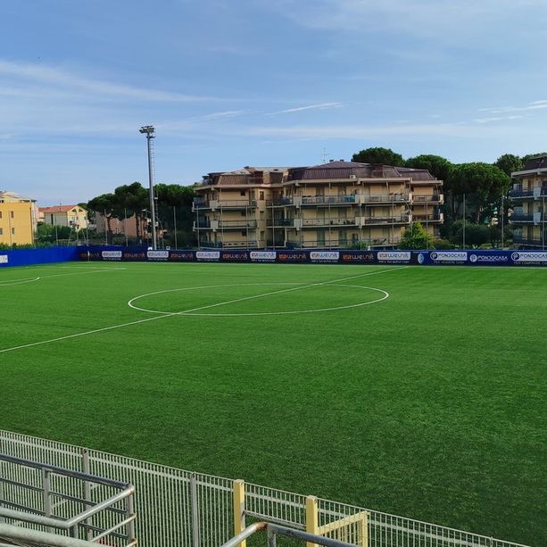 Calcio. Gli occhi dell'Eccellenza sul &quot;Devincenzi&quot;: Pietra e Cairese, in palio un posto sempre più al sole. Il racconto LIVE