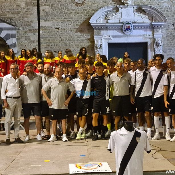 Calcio, Albenga. Festa grande per la presentazione in Piazza San Michele. Marinelli: &quot;Faremo il possibile per salire subito in Serie D&quot;