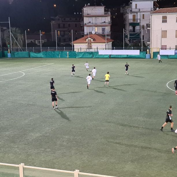 Calcio. Albenga all'inglese in amichevole sulla Baia Alassio. Decidono le reti di Carro e Basile