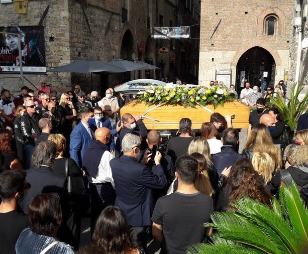 Albenga, lacrime e sgomento per l'ultimo saluto a Fausto D’Agostino (FOTO)