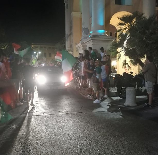 L'Italia del calcio vola in semifinale: caroselli e feste in tutta la riviera