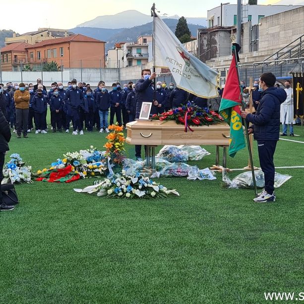 Calcio, La comunità pietrese e il mondo del calcio hanno dato l'ultimo saluto a Luigino Fulvio: &quot;Ricordiamolo coltivando il seme della gentilezza&quot;